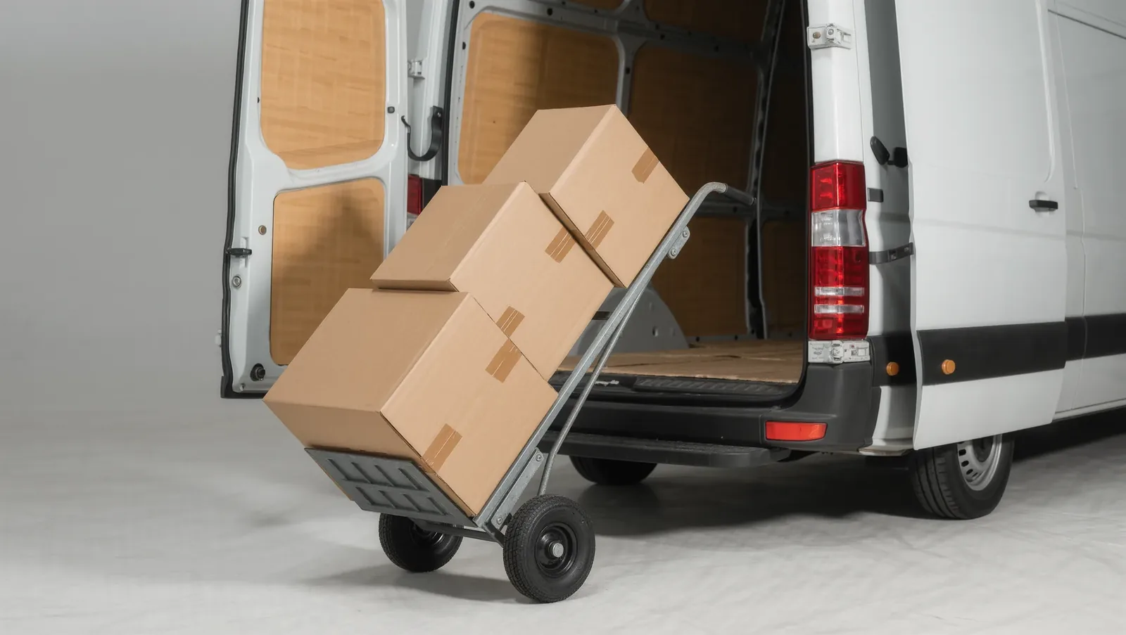 Symbolbild Sackkarre mit Kartons am offenen Transporter